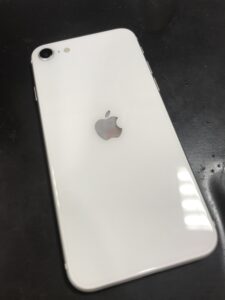 iPhoneSE第二世代ホワイト背面
